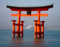 海に浮かぶ厳島神社の鳥居